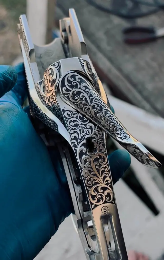 Engraved receiver with scroll pattern and maker's crest